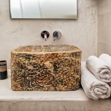 Spilies By Thireas Vourvoúlos